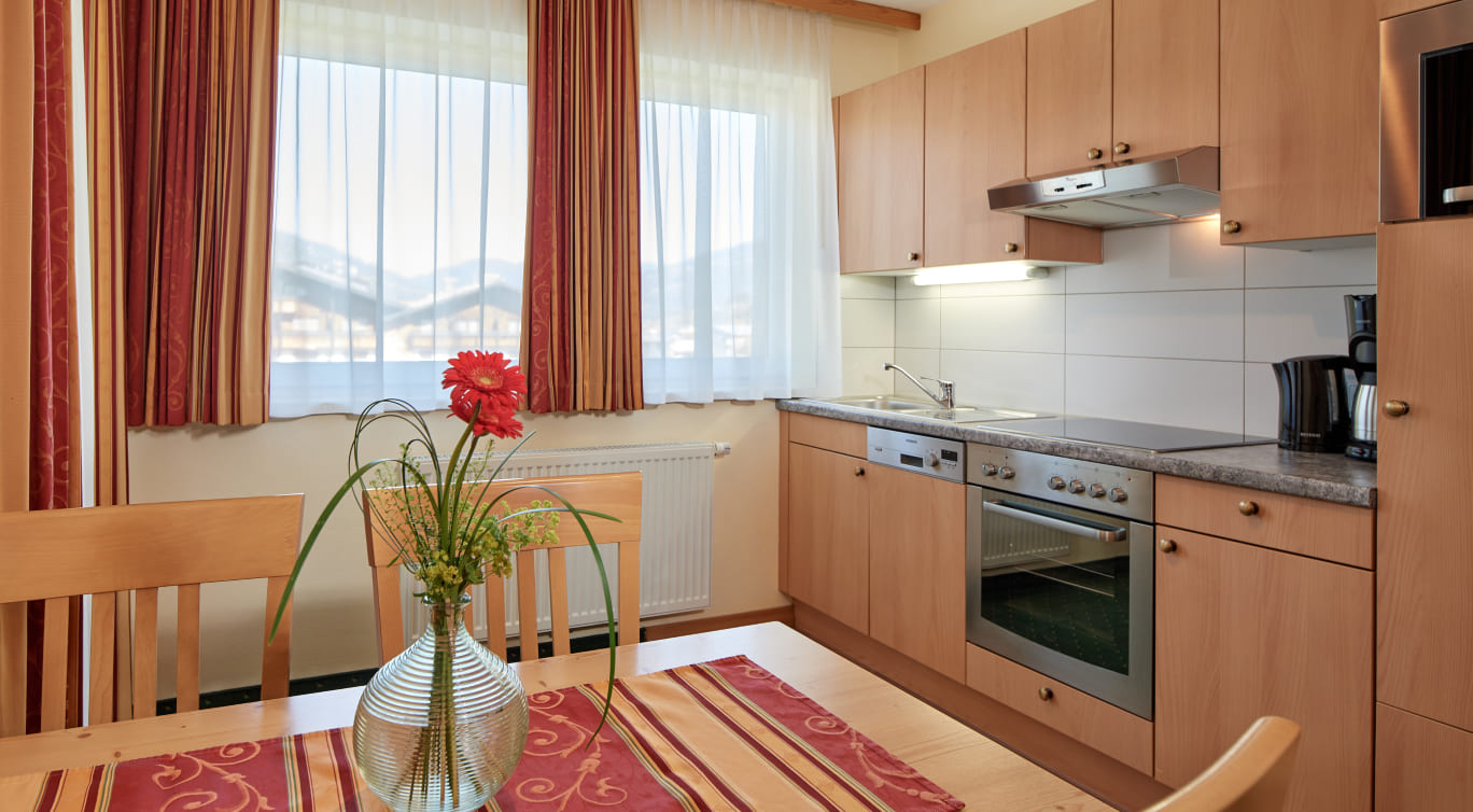 Küche im Appartement Tyb B im Aparthotel Kristall in Flachau
