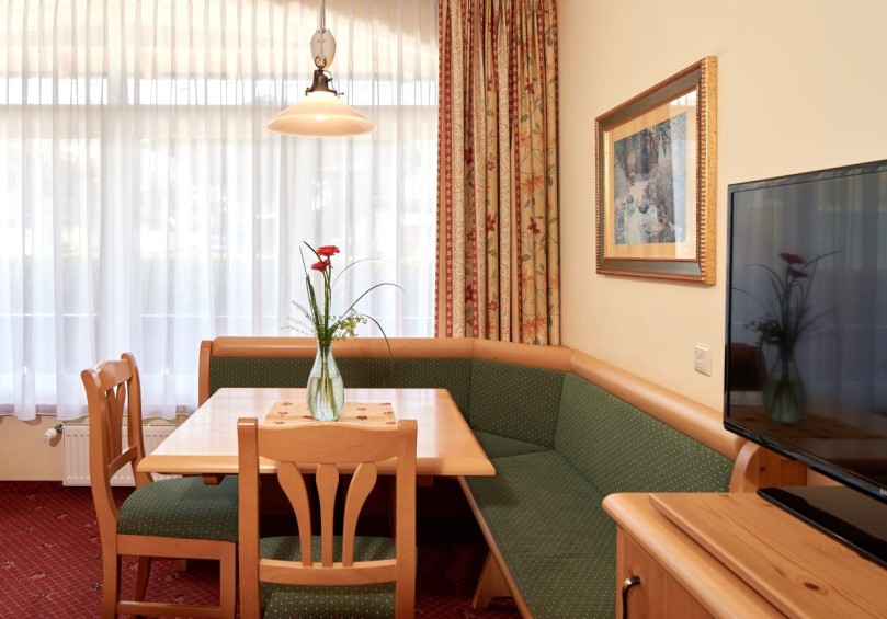 Ferienwohnung mit Esstisch und TV